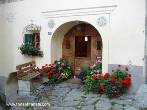 Acceso a una vivienda antigua en Suiza con decoraciones - Fotos de Andersen-Federico publicadas en Flickr Arco de entrada a una casa suiza con decoraciones