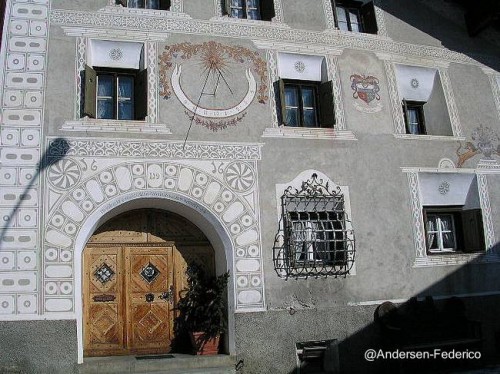 Trabajo de pintura a mano sobre fachada en casa de pueblo Suizo - Fotos de Andersen-Federico publicadas en Flickr Fachada de una vieja casa en Suiza con intervención artística
