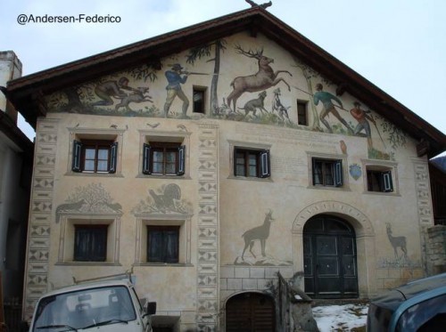 Frente decorado con pintura artística a mano - Fotos de Andersen-Federico publicadas en Flickr Fachada de casa de pueblo suizo con pinturas artísticas
