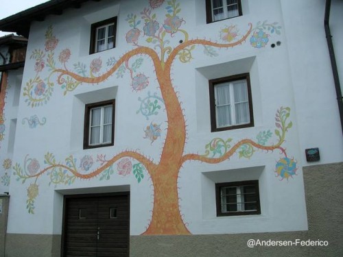Frente decorado a mano con pintura artística en casa de pueblo - Fotos de Andersen-Federico publicadas en Flickr Fachada intervenida con pintura en casa suiza