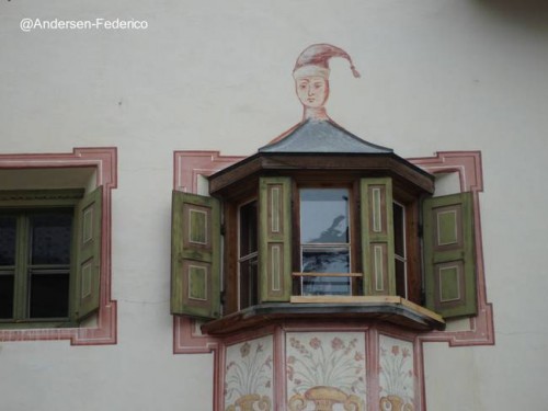 Decoración en fachada de casa de pueblo suizo - Fotos de Andersen-Federico publicadas en Flickr Ventana decorada con pintura