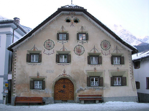 Frente pintado a mano en una casa de pueblo en Suiza - Fotos de Andersen-Federico publicadas en Flickr Casa suiza con fachada decorada con pintura artística a mano