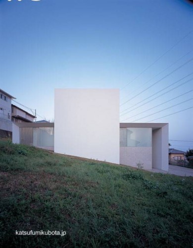 Impactante fachada lateral de la residencia japonesa