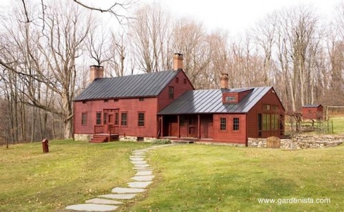 Antigua casa de madera con techo de metal