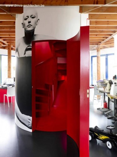 Escalera interior de color rojo