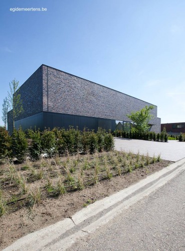 Jardín al frente de la residencia