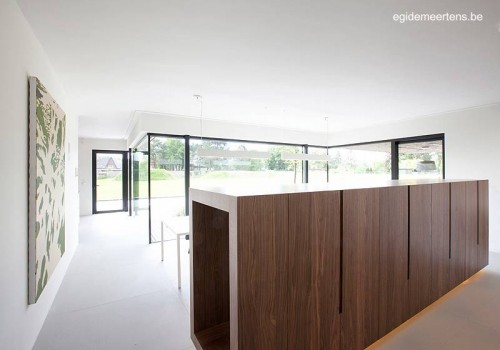 Vista de la casa con ventanas hacia los fondos