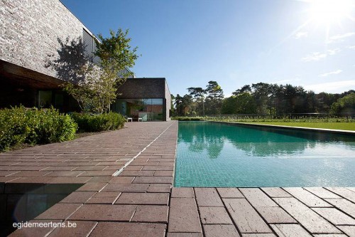 Vista de la casa y la piscina