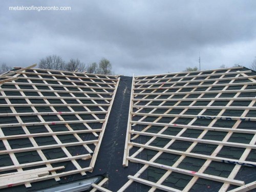 Tarea de techado con metal