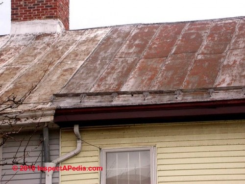 Techo metálico antiguo con retención de nieve