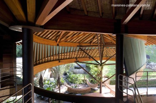 Casa tropical de formas orgánicas