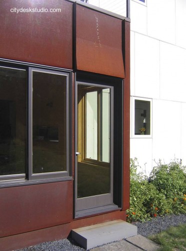 Acceso a la casa desde el fondo