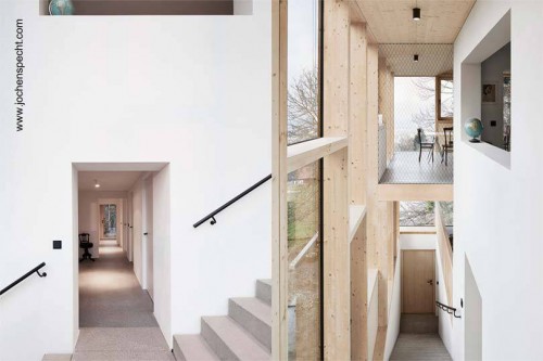 Puerta a los dormitorios y amplia abertura