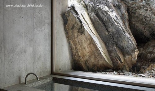 Detalle de las rocas de montaña a través de la ventana del dormitorio