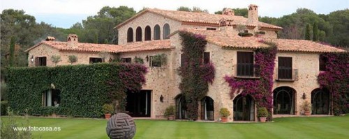 Extensa casa de campo hecha de piedra en Pals, Girona