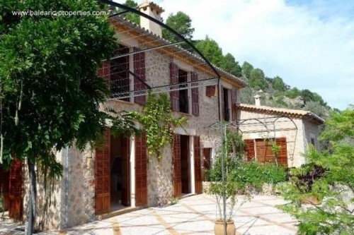Patio de una casa rural de piedra en Deia, Mallorca