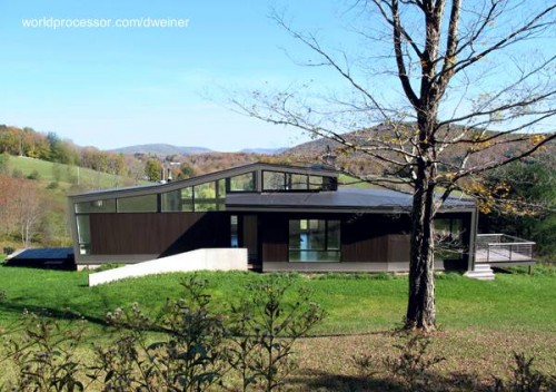 Una de las fachadas mira al jardín elevado parcialmente nivelado