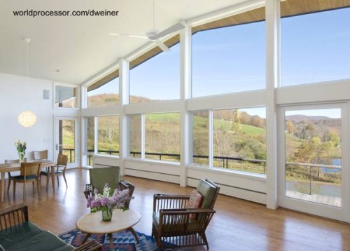 Sector de la sala ante la enorme ventana con vista panorámica