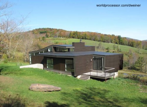 Otro extremo de la casa muestra un deck sobre plataforma