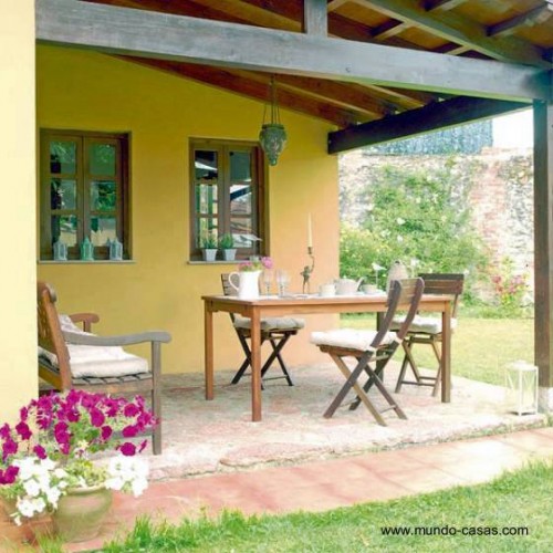 Galería exterior de una casa rural española