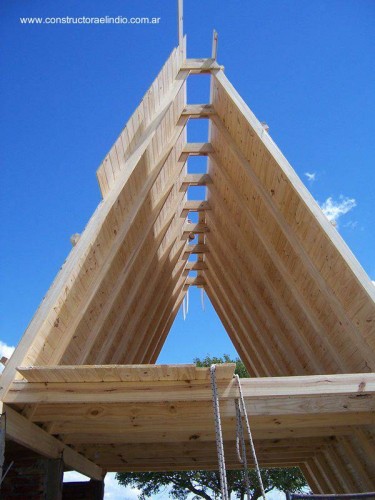 Estructura de madera de casa alpina tipo A-frame