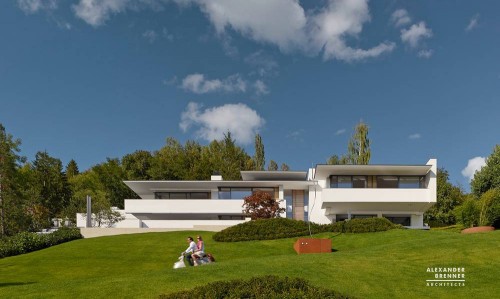 Vista de la villa desde lo bajo del terreno