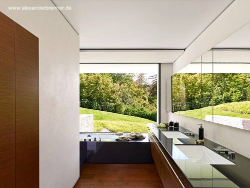 Baño principal en la planta alta con amplios ventanales