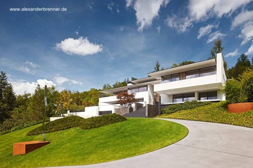 Perspectiva desde el camino de acceso a la villa