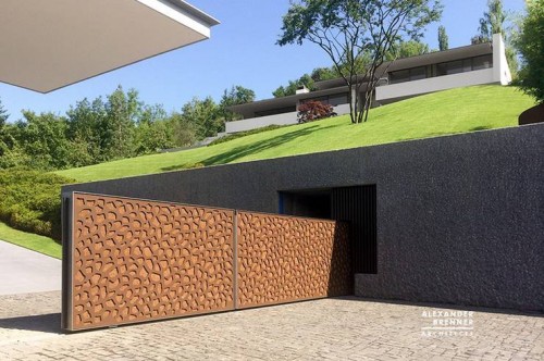 Portón de acceso a la propiedad desde la calle