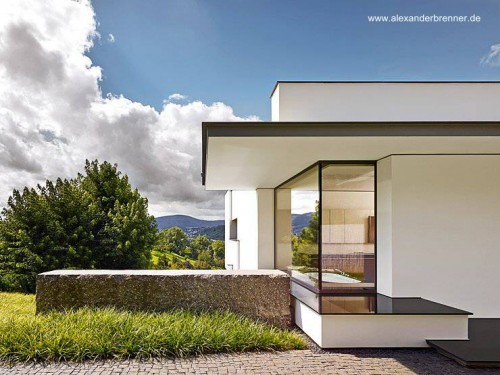 Baño en un extremo con amplia ventana