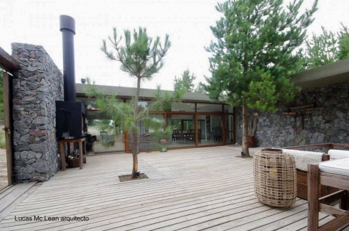 Patio rodeado de muros y áreas cubiertas