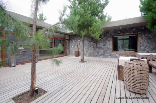 Otra vista en perspectiva del patio con deck de madera