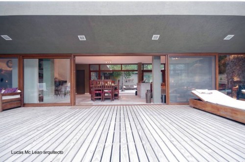 Acceso desde el patio a la sala