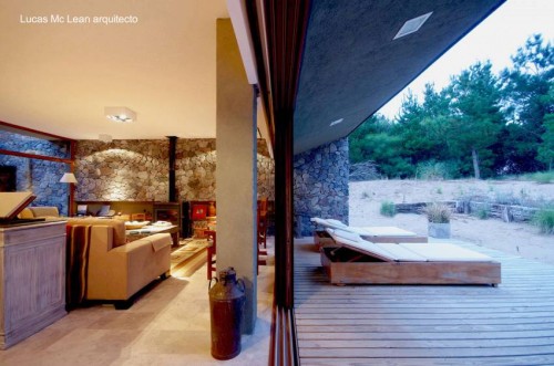 Acceso a la sala desde el patio