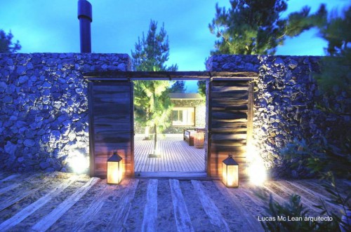 Portón exterior de acceso de madera rústico