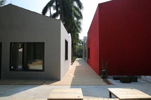 Un pasillo entre volúmenes construidos