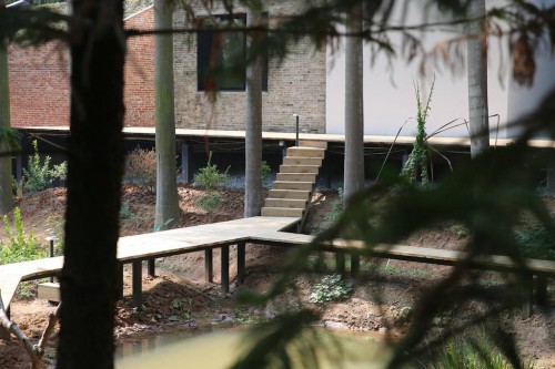 Pasarella de acceso sobre terreno inundable