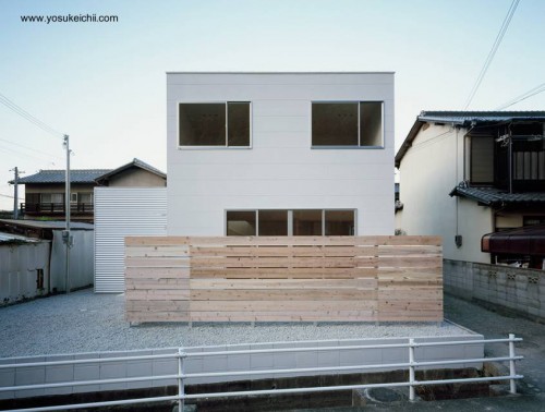 Casa blanca minimalista de dos plantas en Japón