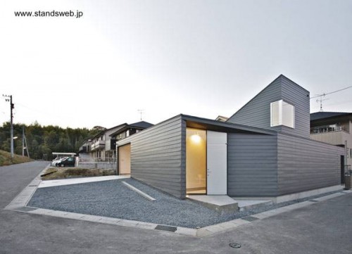 Perspectiva de una casa japonesa minimalista en Mie