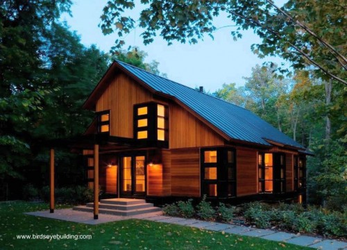 Una perspectiva al anochecer de la porción delantera de la cabaña