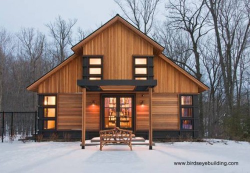 Vista de frente a la entrada en invierno con nieve