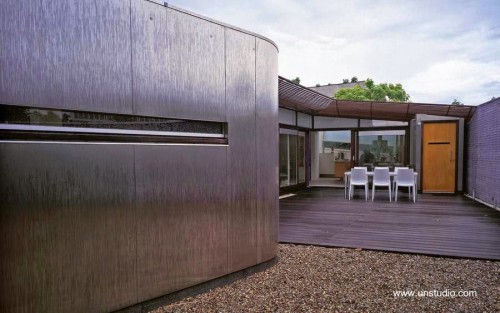 Patio exterior en un sector de la moderna villa