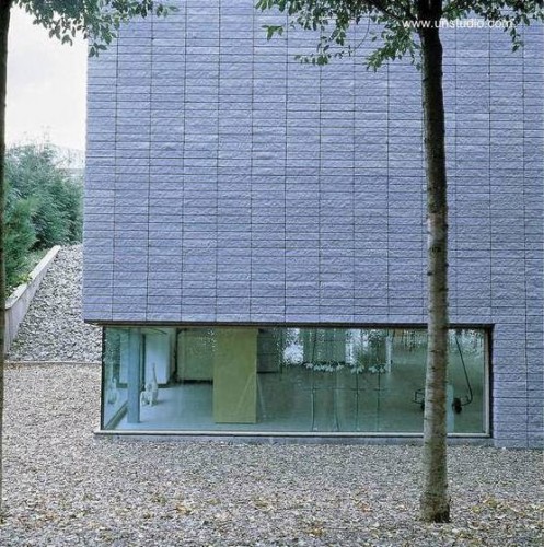 Una esquina de la estructura con calado a nivel del piso