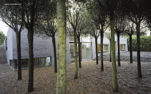 Vista en perspectiva de la casa desde lo bajo del lote