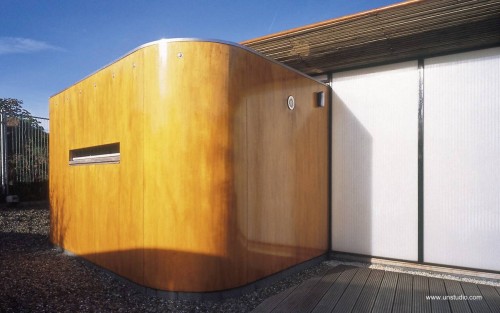 Un sector sobresale cubierto de madera