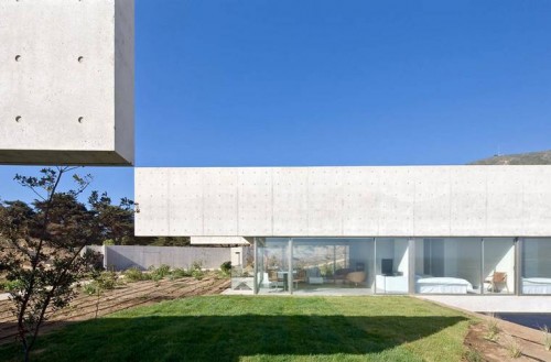 A la izquierda un extremo de una de las casas mellizas