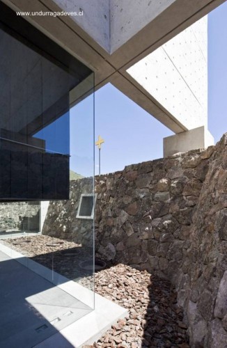 Detalle de la estructura de hormigón y los muros de piedra