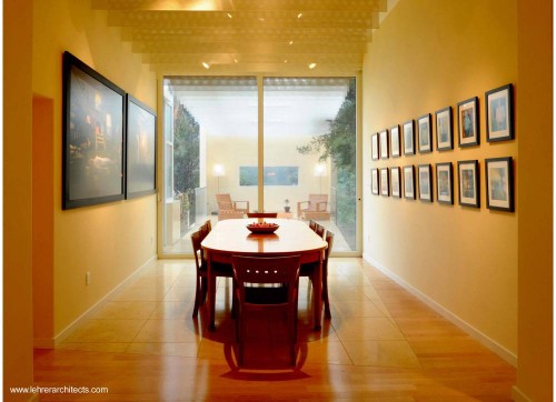 Comedor con cuadros en las paredes