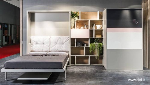 Dormitorio con la cama doble desplegada y la cocina cerrada