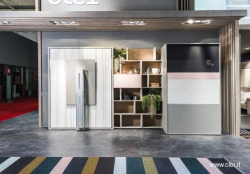 Mueble completamente cerrado libera espacio y facilita la limpieza del piso